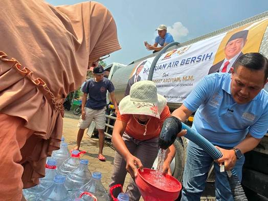 Empat Bulan Krisis Air, Rokhmat Ardiyan Kirim Tangki Air Bersih untuk Warga Kawungsari Kuningan Empat Bulan Krisis Air, Rokhmat Ardiyan Kirim Tangki Air Bersih untuk Warga Kawungsari Kuningan